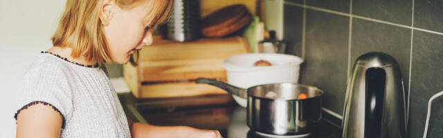 Kui laps teeb üksi kodus olles ise süüa: köögiohud ja nutikad lahendused vanemale meelerahuks