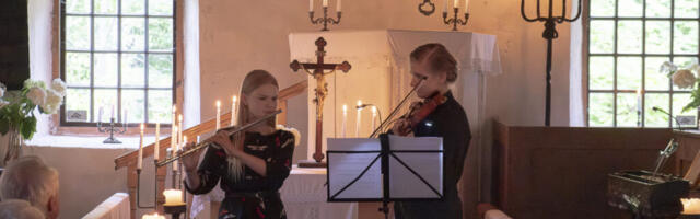 KASSARI KLASSIKA | Kärdla muusikakooli õpilased esinesid küünlavalgel