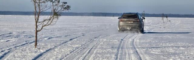 Hiiumaa ja Saaremaa vaheline jäätee meelitas kohale ka turiste