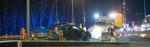 FOTOD | Kanama viadukti lähedal toimunud liiklusõnnetuses sai viga laps ja kaks täiskasvanut. Liiklus on häiritud