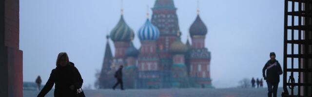 Mees püüdis üht osa endast Punase väljaku munakivide külge naelutada