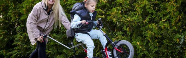 Riigikogus avatud fotonäitus toob esile omastehooldajate lood