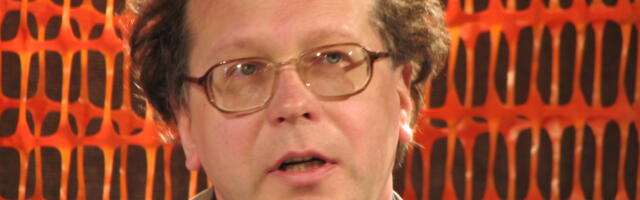 Ruuduline pintsak ja täpiline lips 