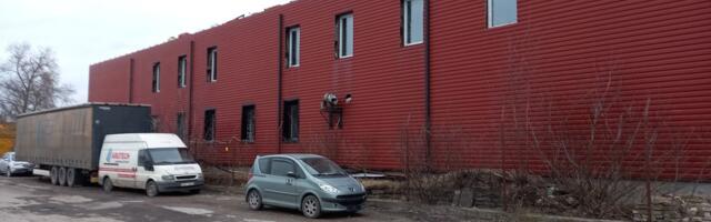 FOTOD ⟩ Miks seisab Tallinnas ilma katuseta ja autoromudega ümbritsetud ärimaja?