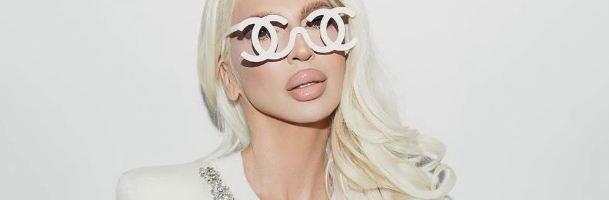 OVO JE PRAVO, NEISFOTOŠOPIRANO LICE JELENE KARLEUŠE: Pop zvezda bez trunke šminke, društvene mreže se usijale "Lepa si ko Bog"