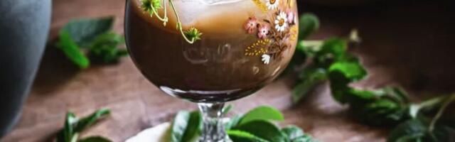 RETSEPT SUVEHOMMIKUKS: maagiline piparmündi-jääkohv