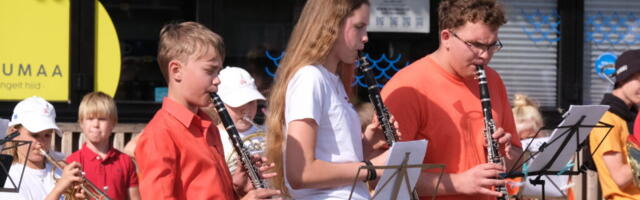 GALERII | Noorte puhkpilli koondorkestri kontsert Kärdla keskväljakul