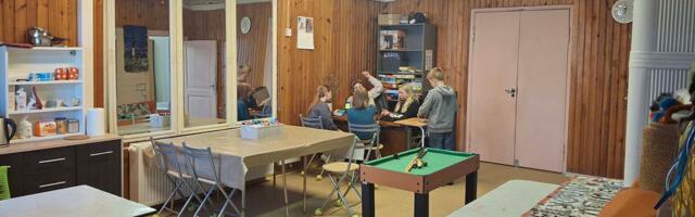 Aeg­vii­du noor­te­kes­kus ko­lis rah­va­maj­ja