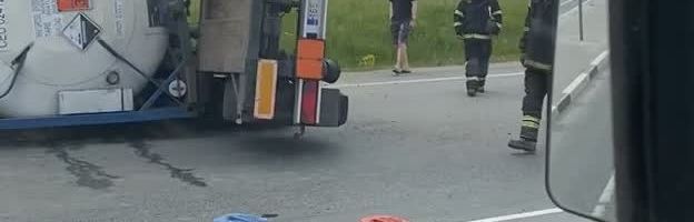 VIDEO | Jüri viadukti juures paiskus külili liimi vedanud veoauto