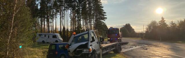 LIIKLUSÕNNETUS | Kahe auto kokkupõrkes said inimesed viga