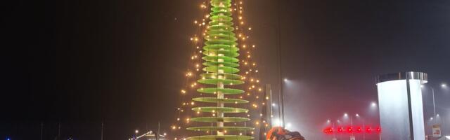 Virtsu sadamat ehib saeketastest jõulupuu