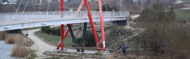 FOTOD | Lapsed ronivad eluga riskides õhukesele jääle. Lasnamäel võinuks õnnetus juhtuda