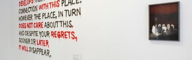 ARVUSTUS | „See kaunis maa“. Ei saa vaatajale pahaks panna, kui ta ei taju näituse  kolmkeelset pealkirja iroonilise koodina