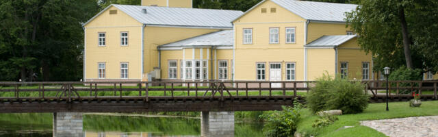 Kuressaare kuursaal ja endine raamatukogu hoone on sundmüügis