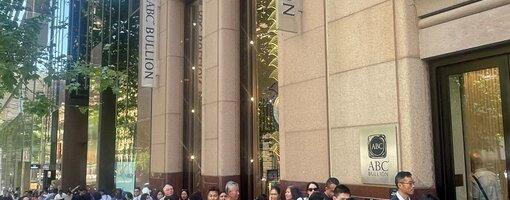 „Kui sa ei osta, jääd millestki ilma”: Weimari meeleolud, kui austraallased füüsilise kulla ostmiseks järjekorda astuvad