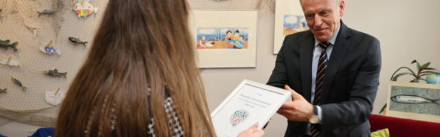 Galerii: lasteraamatukogu sai Poola suursaatkonna tänukirja