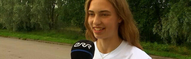 Noole juures treeniv teivashüppaja sihib noorte olümpiafestivalil kulda