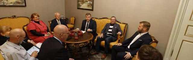 FOTOD | Riigikogu vanematekogu kogunes kuulama, kuidas läks president Karise ja Hussari kohtumine