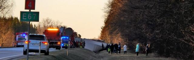 Pärnumaal Tori vallas põrkas kokku kolm veoautot, kaks inimest viidi haiglasse