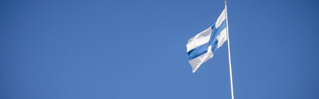 Soome kaitseministeeriumi sissekäik kaeti roosa värvikihiga