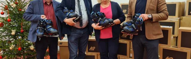 Aru­kü­la põ­hi­kool sai olüm­pia­ko­mi­teelt 50 paa­ri uis­ke