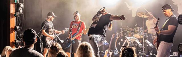 Ani­ja-Kuusemäe kü­la­va­nem ehi­tas su­ve­laag­ri jaoks ko­duõue­le suu­re la­va