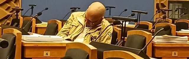 Juku-Kalle Raid süüdistab riigikogus täis peaga magama jäämises politseid: “Kokaiin jäi väljavisatud prostituudi taskusse!”
