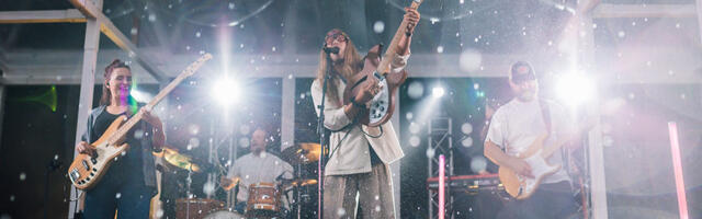 PADUVIHMA GALERII TARTUST: Daniel Viinalass andis paduvihmas Autovabaduse puiestee lõpukontserdi