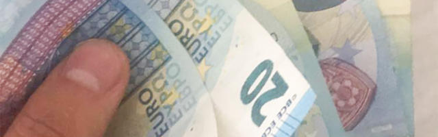 Libapolitseinike karm pettus Soomes: eakas inimene pani oma raha kilekotti ja andis selle ära