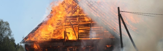 FOTOD | Järvamaal põleb vana laudahoone, tuul viis leegid ka elumajale