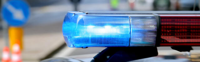 PÄRNU POLITSEINIK sõitis eest ära jooksnud mehele autoga otsa, et ta sel moel kinni pidada