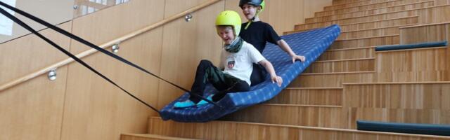 TEISTMOODI LIUG | Kärdla koolis lasti vastlaliugu trepist