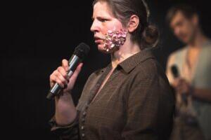 Must Kast pistab Lilli Suburgi teatrilukku