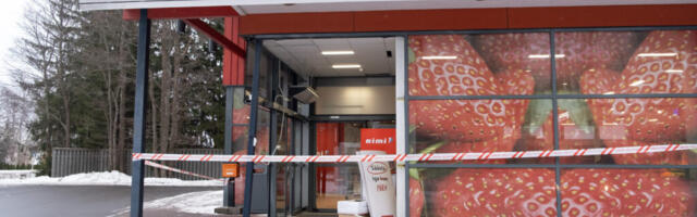 FOTOD | Eakas juht tagurdas autoga Kärdla Rimisse sisse