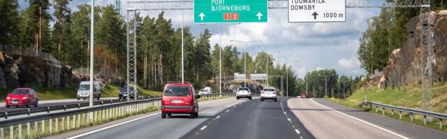 VIDEO | Soomes varises üleujutuse tõttu kokku maantee, autojuht pääses vaid viis sekundit enne varingut  