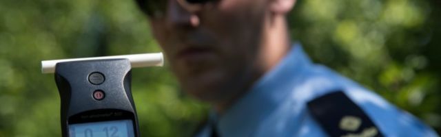 Kadrina kandis ronis joobes juht sõitvas autos tagaistmele, jättes rooliratta jumala kätesse