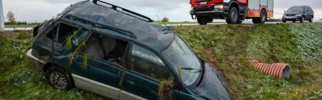 FOTOD | Viljandimaal sõitis auto lumelörtsiselt teelt kraavi ja paiskus katusele, kaks naist said viga