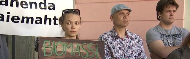 Reporter: Riigikoguhoone ees avaldasid meelt nii kliimaaktivistid, kui ka paar teist seltskonda