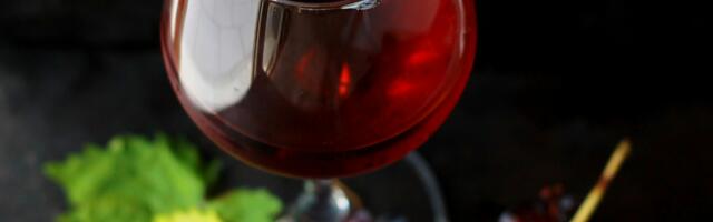 Kas sa tead, miks veini serveeritakse jalaga klaasist?
