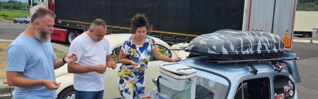 Otac Predrag Popović pokazao kako izgleda pravo letovanje: Fića, slanina i šator