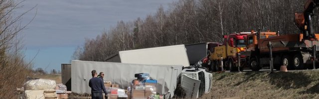 FOTOD | Pärnu lähedal sõitis veoauto kraavi