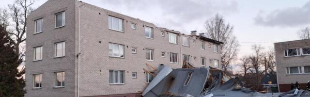 FOTOD | „Olukord oli kehv.“ Tormiga katuse kaotanud Kärdla kortermaja juba taastatakse