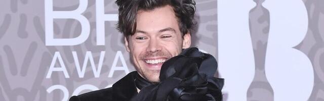 KLÕPS | Harry Styles käis uut paavsti tervitamas. Väidetavalt viibib popstaar juba pikemat aega Roomas uue silmarõõmu tõttu