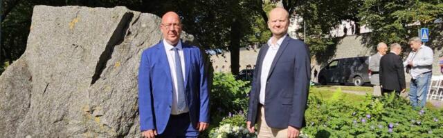 EKRE poliitikud käisid 20. augusti mälestuskivi juures avaldamas austust neile, kes tõid vabaduse tagasi