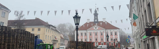 Tartu Raekoja platsil algasid uisuväljaku ehitustööd