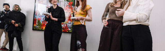 Galerii: Tütar galerii uue näituse keskmes on näiline turvalisus