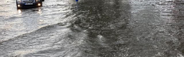 VIDEO JA FOTOD | Tugev äike lõpetab kuumalaine: paduvihm ujutas Pärnu tänavad üle
