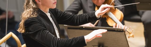 Väikeses saalis suurt pilti vaatamas