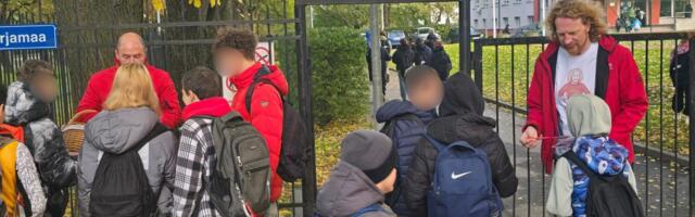 Eetiline? Sotsiaaldemokraadid tegid valimiskampaaniat kooliväravate ees