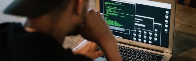 Briti siseminister palub teismelise Eesti poisi juhitud rühmitust terroriorganisatsiooniks kuulutada